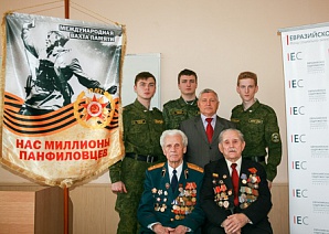 Встреча с ветеранами Великой Отечественной состоялась в Челябинске в рамках акции "Вахты памяти"